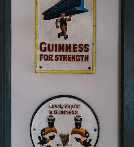 Dom wakacyjny House & Private Pub Kerry - Large Groups Up To 26 People